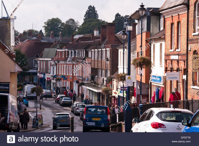 busy-town-centre-alton-high-street-hampshire-england-uk-dfeft8